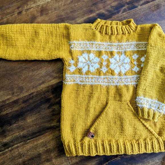 Hand knit ochre yellow Christmas sweater for kids snowflakes Fair Isle 8-10 year - Picture 2 of 6